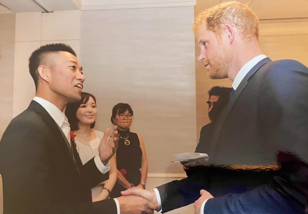 ザ・リッツ・カールトン東京で、ハリー王子と握手を交わすMIWAの代表