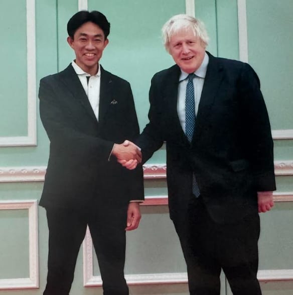 ボリス・ジョンソン氏と並んで握手を交わすMIWAの代表