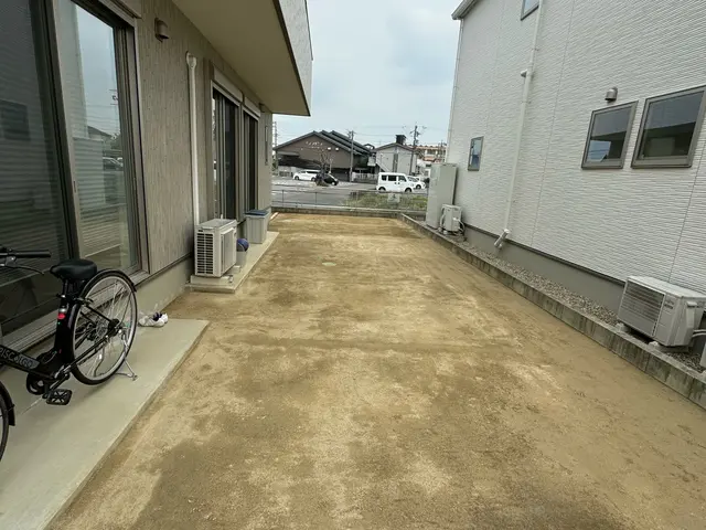 転圧して均一に仕上げた施工前の下地